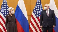 АКШнын мамкатчысынын орун басары Уэнди Шерман (слева) жана Россиянын тышкы иштер министринин орун басары Сергей Рябков Женевадагы сүйлөшүүлөрдө