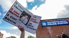 Tysiące protestujących zgromadziły się przed centralnym komisariatem policji w Southampton podczas demonstracji „Justice for Henry Nowak” po publikacji nagrania z policyjnych kamer nasobnych dotyczącego śmierci 18-letniego Henry’ego Nowaka. Protest, organizowany przez lidera Britain First Paula Goldinga i aktywistę Tommy’ego Robinsona, krytykował działania policji i zarzucał jej nierówne traktowanie obywateli.
