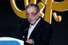 Com jaqueta azul escura, camisa branca, óculos e relógio de pulso, Abbas Araghchi fala para um microfone durante o 17º Fórum da Al Jazeera em Doha, no Catar, no dia 7 de fevereiro de 2026