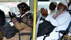 தமிழ்நாட்டில் முஸ்லிம்களை குறிவைத்து நடக்கும் ஹஜ், உம்ரா பயண மோசடிகள் - கண்டறிவது எப்படி?