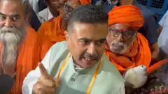 উপদূতাবাস থেকে বেরিয়ে সংবাদ মাধ্যমের সঙ্গে কথা বলছেন শুভেন্দু অধিকারী