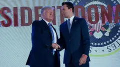 Donald Trump e Charlie Kirk apertam as mãos em palco