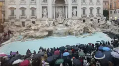 fontana di trevi u rimu, turisti ispred rimske fontane di trevi
