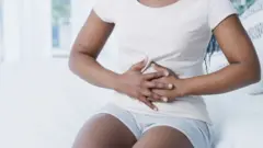 عندما يسيطر ألم الدورة الشهرية على حياة المرأة