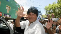 Evo Morales saludando a sus simpatizantes el 19 de diciembre de 2005 en Cochabamba, Bolivia.