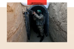 Un combatiente de Hamás sostiene un rifle mientras está parado en la entrada de un túnel