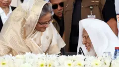 আহমদ শফীর সাথে শুভেচ্ছা বিনিময় করছেন শেখ হাসিনা (ফাইল ফটো)