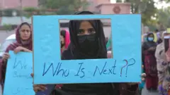 အကြမ်းဖက်ခံရမှုနဲ့ လိင်အမြတ်ထုတ်ခံရမှုတွေအပါအဝင် ပါကစ္စတန်အမျိုးသမီးတွေ ကြုံရတဲ့အရေးကိစ္စတွေကို အသိပညာပေးမြှင့်တင်ဖို့ ပါကစ္စတန်မြို့ကြီးတွေမှာ ၂၀၁၃ ခုနှစ်တုန်းက အမျိုးသမီးတွေ ဦးဆောင်ချီတက်ခဲ့ကြတဲ့ လူထုစုဝေးတောင်းဆိုမှု မြင်ကွင်း 