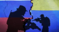 Drapeaux russe et ukrainien avec deux soldats dessus