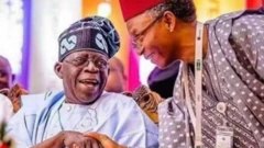 Aarẹ Bola Tinubu to wọ agbada toke tilẹ alawọ buluu n bọ El-Rufai lọwọ