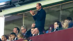 شاهزاده ویلیام هنگام تماشای بازی استون ویلا