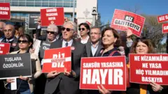 'Sansür yasası'na karşı protesto 