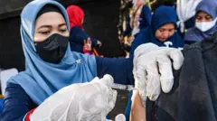 Petugas kesehatan menyuntikan vaksin COVID-19 di kawasan Bundaran HI, Jakarta, Minggu (17/12/2023). Kementerian Kesehatan mengimbau masyarakat untuk segera melengkapi dosis vaksinasi COVID-19, sebagai upaya mengantisipasi lonjakan kasus saat libur Natal dan Tahun Baru 2024. 