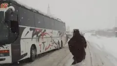 وردګو کې واوره کې بند مسافر وړونکی موټر