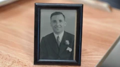 урамљена фотографија мушкарца