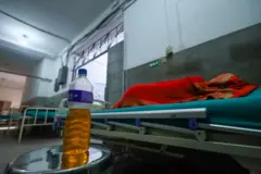 टेकुस्थित शुक्रराज ट्रपिक तथा सरुवा रोग अस्पताला डेङ्गी भएका एक बिरामी