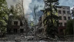 L'image montre un bâtiment détruit
