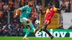 30 Eylül 2025'te İstanbul'da oynanan karşılaşmada, Gakpo ve Singo arasındaki mücadele, ortadaki topu kapmaya çalışıyorlar.