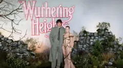 Jacob Elordi e Margot Robbie na estreia britânica de O Morro dos Ventos Uivantes, diante de um cenário que reproduzia os charnecas de Yorkshire.