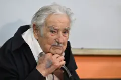 Mujica com uma bengala