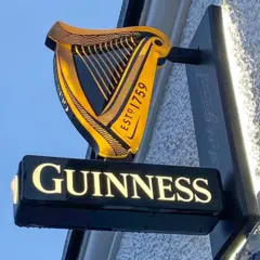 Logotipo da cerveja Guinness em uma parede externa
