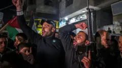 Warga Palestina meneriakkan slogan demonstrasi di kamp pengungsi Jabalia di utara Jalur Gaza