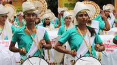 सोलापूरकरांनी 'नो डीजे' मोहीम राबवत लेझीम आणि ढोल-ताशांच्या गजरात केलं गणेश विसर्जन  