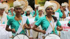 पारंपारिक वाद्य वाजवणाऱ्या मुली