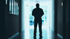 Imagen de una silueta de hombre en una cárcel 