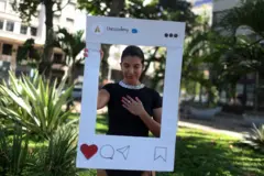 Mulher vestida de Fernanda Torres premiada no Instagram