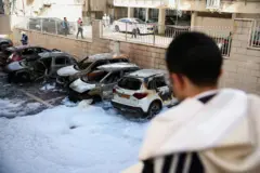 آثار هجوم صاروخي في بيتاح تكفا