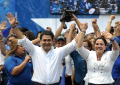 エルナンデスは2012年、ホンジュラス大統領に就任するきっかけとなった選挙戦を前に、妻とともに支持者たちに挨拶した。