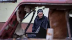 Житель Гуляйполя возле разбитого автомобиля