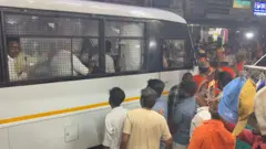 பாஜக மாநில தலைவர் நயினார் நாகேந்திரன் கைது செய்யப்பட்ட நிலையில், அவரை ஏற்றிச் சென்ற வாகனத்தின் முன்பாக பாஜகவினர் போராட்டத்தில் ஈடுபட்டனர்