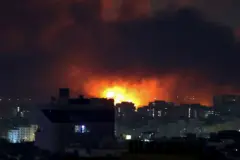 Una columna de fuego entre los edificios de Teherán.