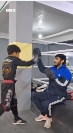 کودکی در حال تمرین بوکس با پدرش
