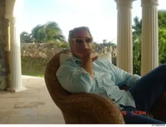 Ông Jeffrey Epstein xuất hiện trong một trong những hình ảnh do Bộ Ngoại giao Mỹ mới công bố