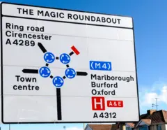 Placa mostra direções e rotatórias