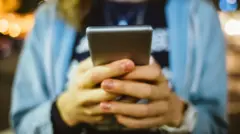 一女子拿着手機