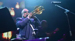 Willie Colón tocando el trombón