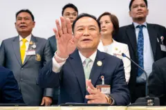 A meeting and press conference were held at the Bhumjaithai Party headquarters following the People's Party's resolution to vote for Mr. Anutin Charnvirakul as Prime Minister. Various coalition partners arrived for a press conference to announce the formation of a new government. Mr. Suchart Chomklin, a Member of Parliament from the United Thai Nation Party, led a group of 18 MPs from his party as the first group to arrive. However, MPs from the faction led by United Thai Nation Party leader Mr. Peerapan Saleerattavibhaka were not present. Representatives from the Palang Pracharath Party followed, led by Mr. Chaimongkol Chairaj, the MP for Sakon Nakhon and Deputy Party Leader, and Mr. Santi Promphat, also a Deputy Party Leader who brought along MPs from Phetchabun. Subsequently, the Kla Tham Party's delegation, led by Chief Advisor Capt. Thamanat Prompow, entered the meeting room. He was accompanied by party leaders including Mrs. Narumon Pinyosinwat (Party Leader), Mr. Pai Lik (Secretary-General), and Mr. Atthakorn Sirilatthayakorn (Party Registrar), along with a group of MPs from smaller parties. In addition, several MPs from other parties arrived to join the government formation press conference. These included MPs from the Pheu Thai Party, such as Mr. Sakda Vichiansilp (Kanchanaburi MP) and Mrs. Nuchanart Charuwongsatien (Sisaket MP). MPs from the Democrat Party, including Mr. Somyoat Plaiduang (Songkhla MP) and Mr. Sanpetch Boonyamanee (Songkhla MP), also participated.