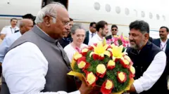 এই বৈঠকের জন্য ব্যাঙ্গালোরে আসা সোনিয়া গান্ধীকে অভ্যর্থনা জানাচ্ছেন কংগ্রেস নেতারা