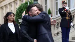 Зеленский и Макрон обнимаются.