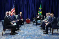 O presidente dos EUA, Donald Trump, acompanhado pelo secretário de Estado dos EUA, Marco Rubio, pelo secretário do Tesouro dos EUA, Scott Bessent, e pelo representante comercial dos EUA, Jamieson Greer, em reunião com o presidente Lula acompanhado pelo ministro das Relações Exteriores do Brasil, Mauro Vieira, e outras autoridades