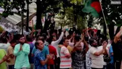 শুক্রবার সকাল থেকেই ঢাকার নানা জায়গায় বিক্ষোভকারীরা শক্ত অবস্থান নেন