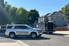Patrullas de policía a las afueras de la casa de los padres de Tyler Robinson