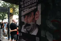 Un cartel con el rostro de un dictador argentino con la leyenda: "Ni vivos, ni muertos, están desaparecidos"