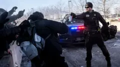 enfrentamientos entre la policía y los manifestantes en mineápolis