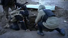 تفقد جنود الحكومة السورية حفرة، يُحتمل أن تكون مدخلاً لأحد الأنفاق التي يُزعم أن قوات سوريا الديمقراطية (قسد) كانت تستخدمها بعد سيطرة القوات الحكومية على مدينة الرقة، شرقي سوريا، في 19 يناير/ كانون الثاني 2026.