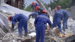 спасатели на месте удара в Киевской области